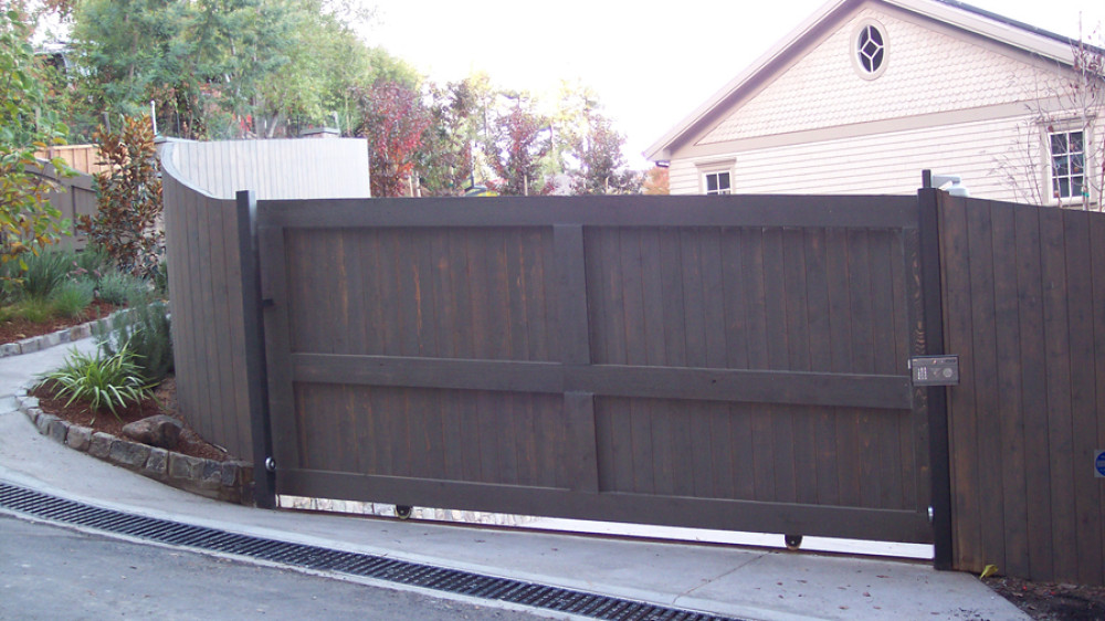 Driveway Gate on Slope [020]